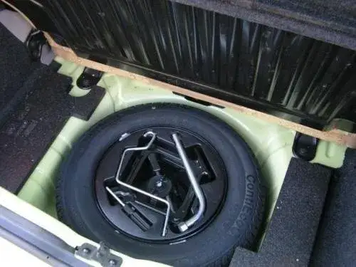 Zdjęcie Gdzie jest koło zapasowe w Mini Cooper? Odkryj ukryte miejsce!