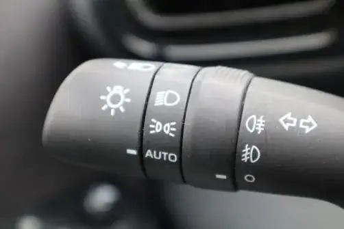 Zdjęcie Jak łatwo włączyć światła w Toyocie Yaris i uniknąć błędów w obsłudze