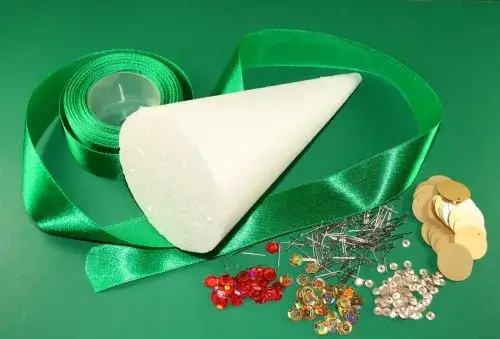 Zdjęcie Jak ozdobić choinkę ze styropianu: kreatywne pomysły na dekoracje