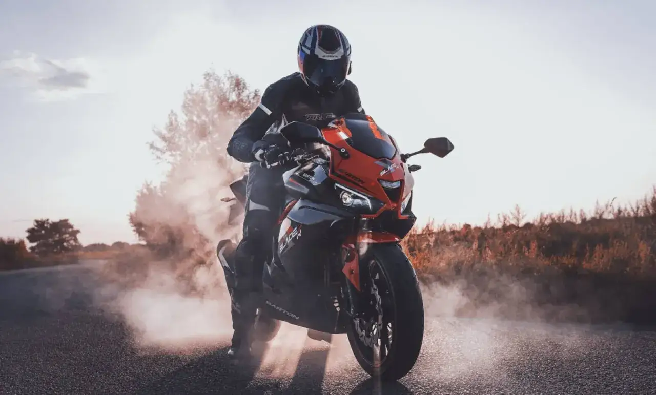 Zdjęcie Czy motocyklem można jeździć po autostradzie? Sprawdź wymagania i zasady
