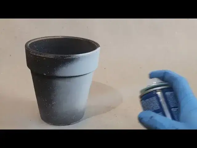 Zdjęcie Czym pomalować plastikowe doniczki ogrodowe, by trwały dłużej?