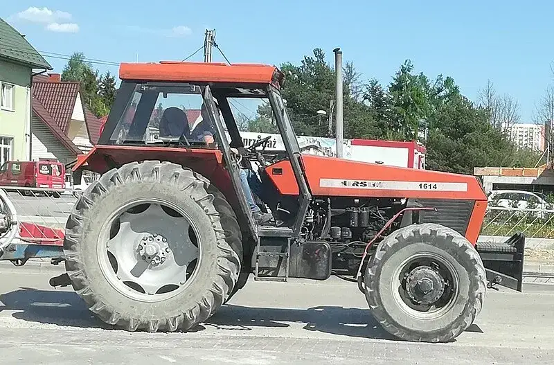 Zdjęcie Ile koni ma ursus 1614 – pełne dane o mocy, silniku i zastosowaniach