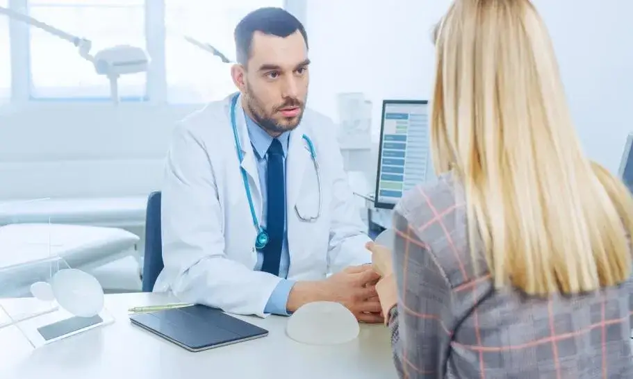 Zdjęcie Ile kosztuje operacja zmniejszenia biustu? Poznaj ukryte koszty