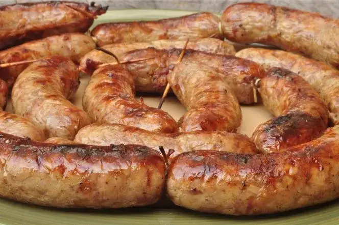 Zdjęcie Ile piec surową kiełbasę w piekarniku, aby była idealnie soczysta?