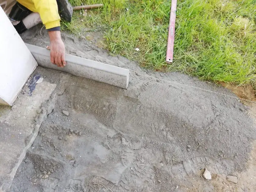 Zdjęcie Jaka zaprawa pod krawężniki? Kluczowe informacje i wskazówki dla budujących