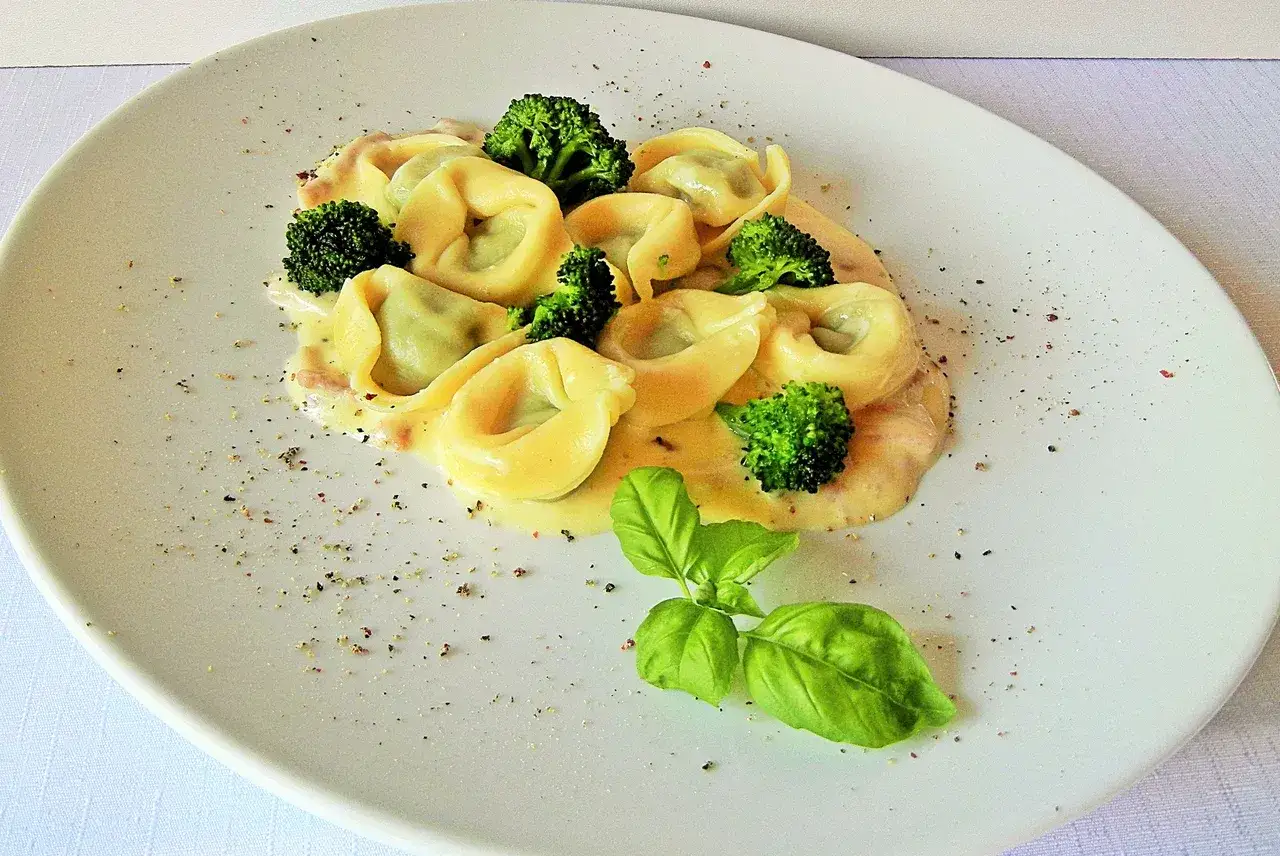 Zdjęcie Najlepsze sosy do tortellini ze szpinakiem i ricottą, które zachwycą