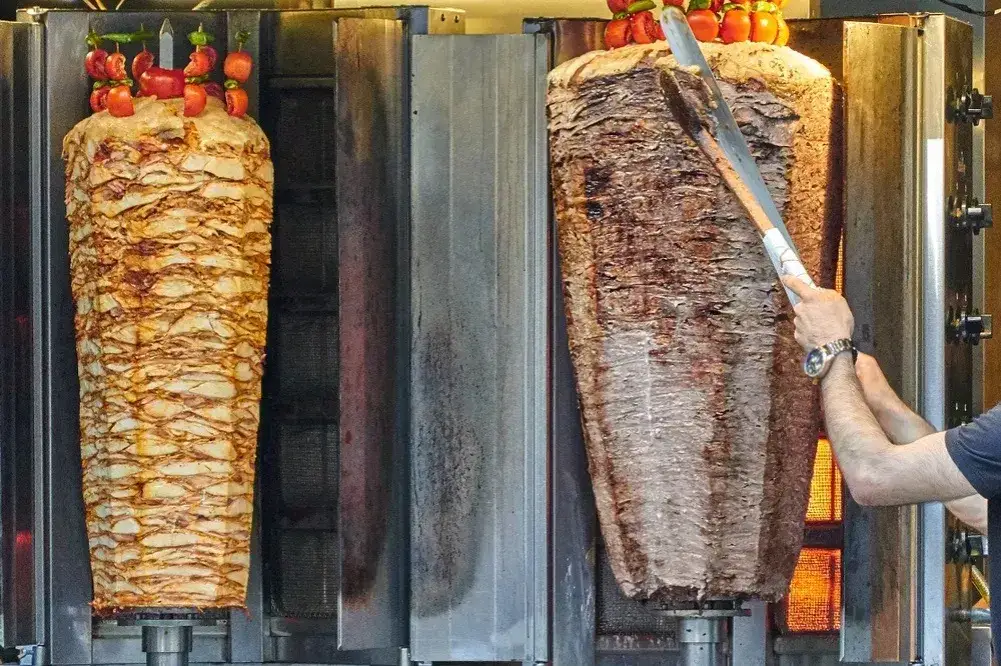 Zdjęcie Z czego jest kebab? Odkryj składniki i różnice w polskiej wersji