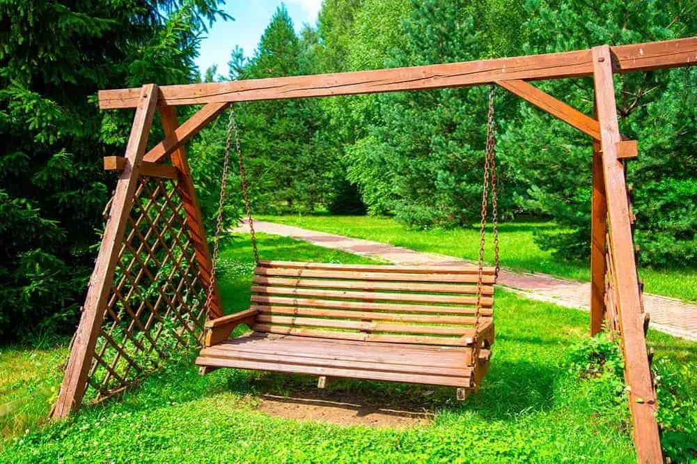 Zdjęcie Jak zrobić drewnianą huśtawkę ogrodową - wymiary i praktyczne porady