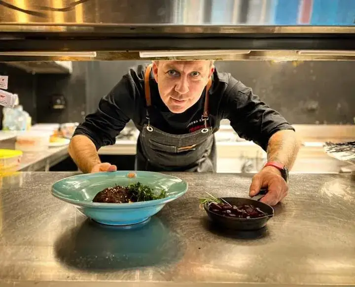 Zdjęcie Kim jest Michał Wawro? Poznaj biografię i osiągnięcia artysty