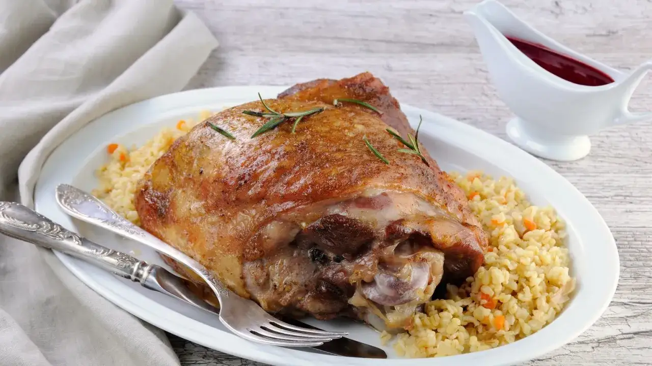 Zdjęcie Jak przygotować golonkę z indyka, aby zaskoczyć gości smakiem