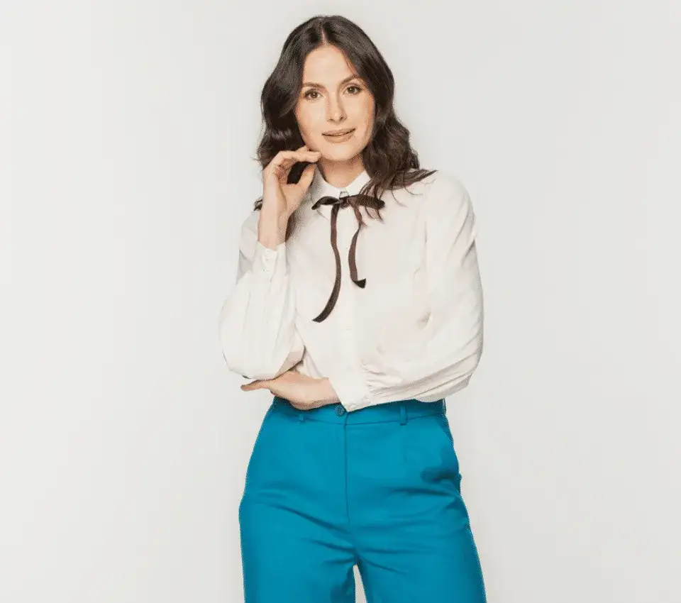 Zdjęcie Jak wiązać koszulę damską – 7 stylowych sposobów na każdą okazję