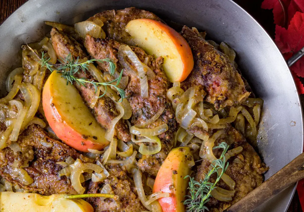 Zdjęcie Wątróbka drobiowa z cebulą i jabłkami - prosty przepis na pyszne danie