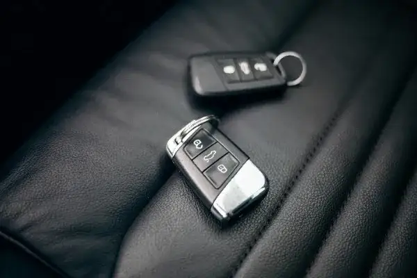 Zdjęcie Zatrzaśnięte kluczyki w samochodzie? Sprawdź, jak otworzyć auto bez stresu