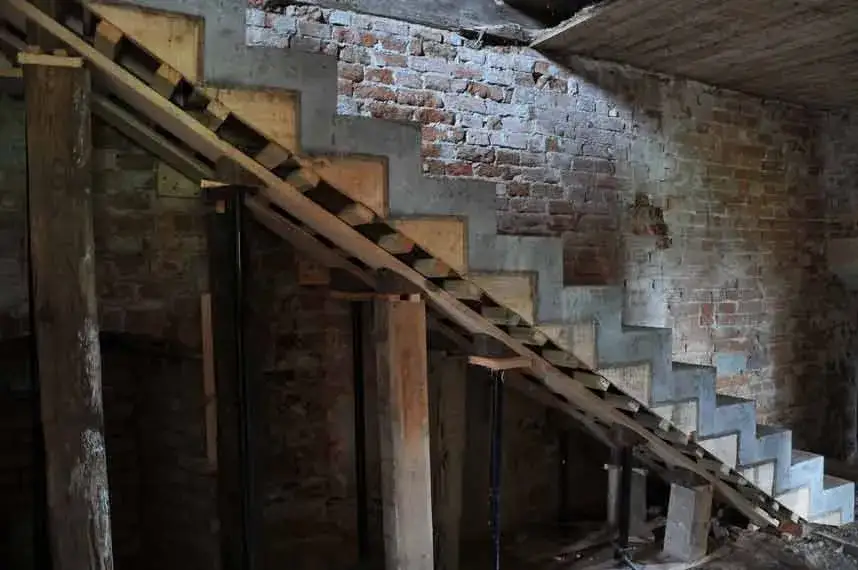 Zdjęcie Jak zrobić schody dywanowe na betonie? Prosty sposób krok po kroku