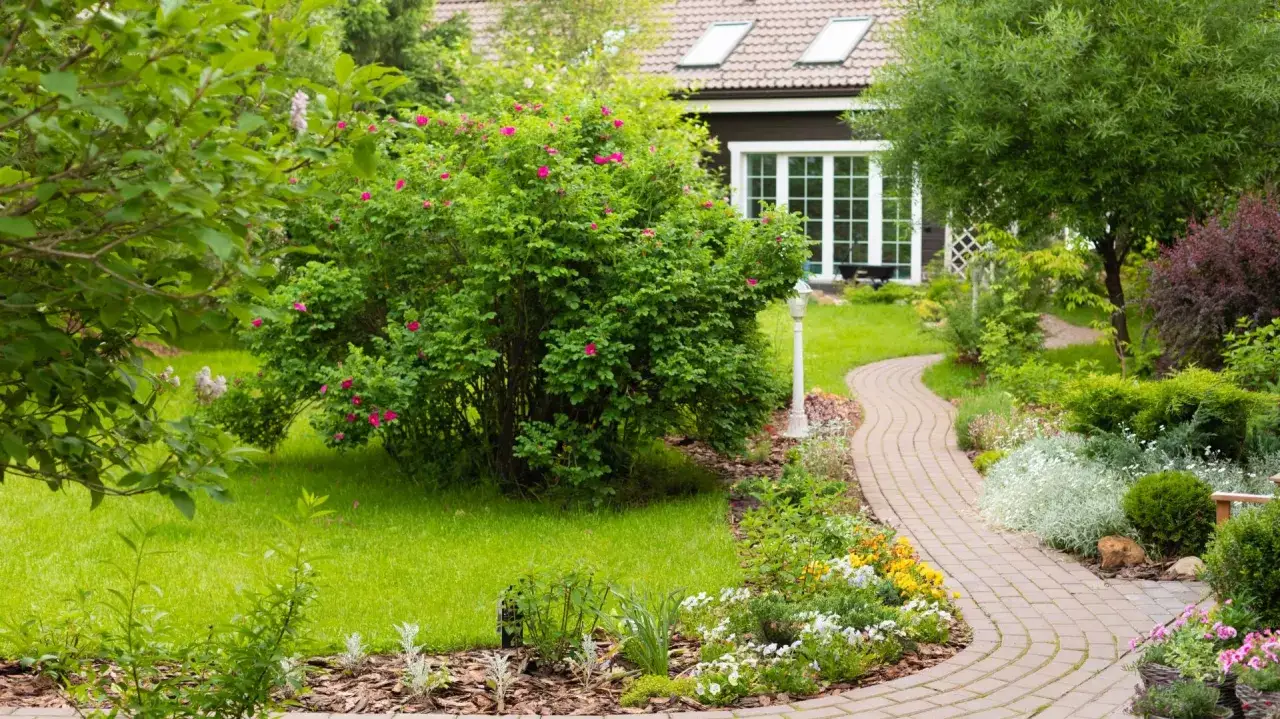 Zdjęcie Najlepsze materiały na ścieżki w ogrodzie: 10 inspirujących pomysłów