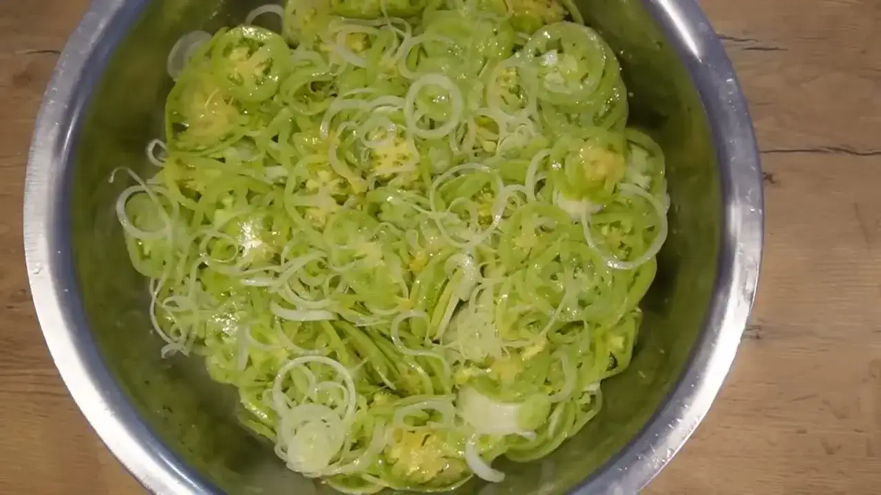 Zdjęcie Jak zrobić sałatkę z zielonych pomidorów na zimę, która zachwyci smakiem