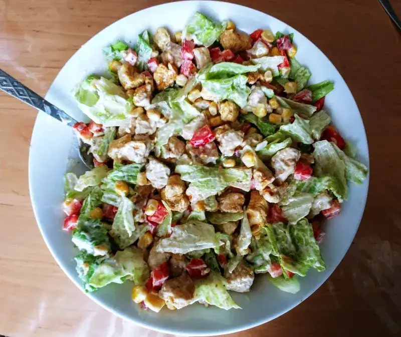 Zdjęcie Najlepsze sosy do sałatki z kurczakiem – proste przepisy i porady smakowe