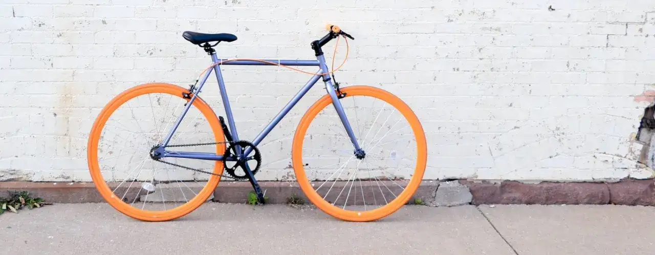 Zdjęcie Czy jazda na rowerze obciąża biodra? Odkryj prawdę o zdrowiu stawów