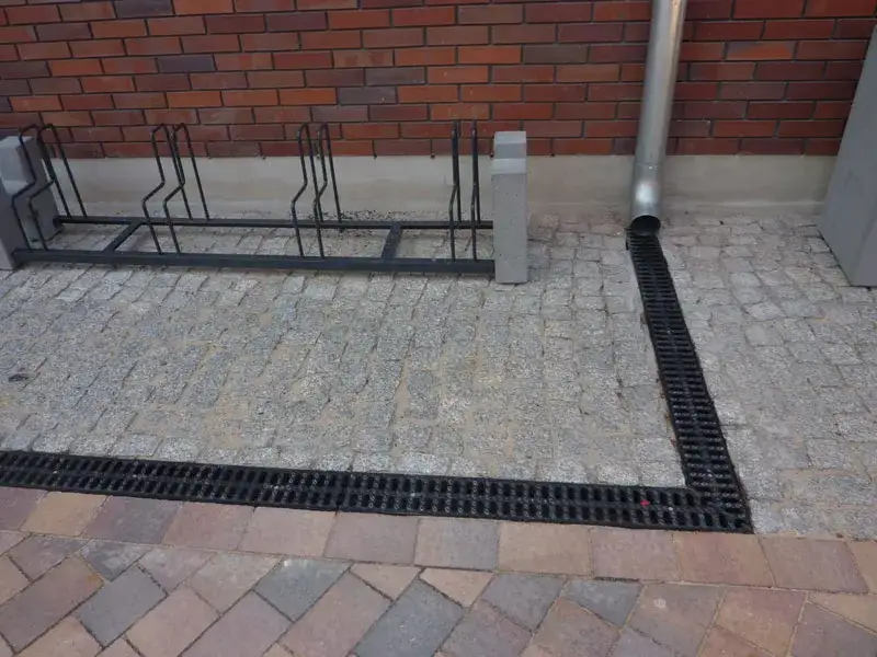 Zdjęcie Betonowe odprowadzenie wody spod rynny: Skuteczny montaż krok po kroku