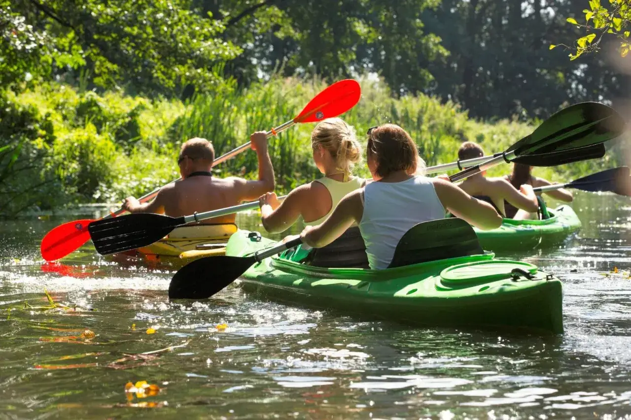 Zdjęcie Gdzie na kajaki w Wielkopolsce? Najlepsze trasy i wypożyczalnie kajaków