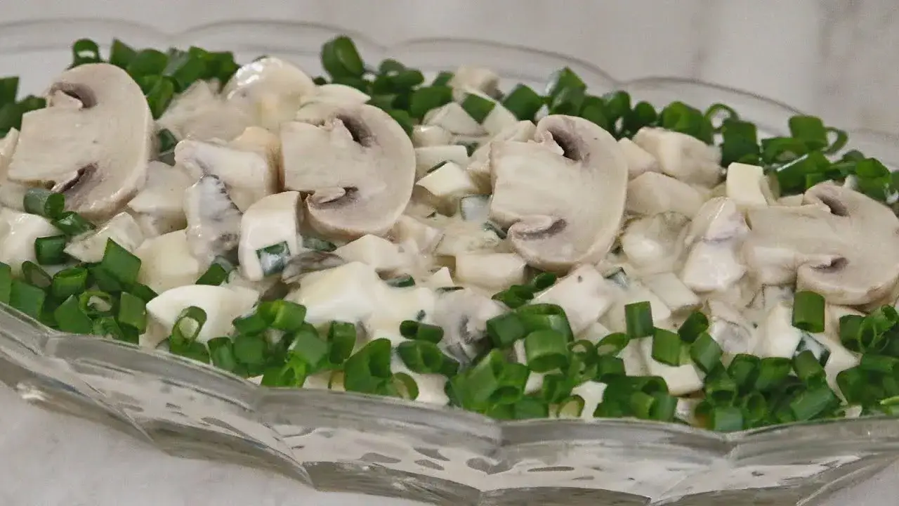 Zdjęcie Jak długo gotować pieczarki do sałatki, aby były idealne?