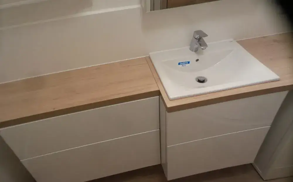 Zdjęcie Ile kosztuje szafka pod umywalkę u stolarza? Ceny i czynniki wpływające na koszt