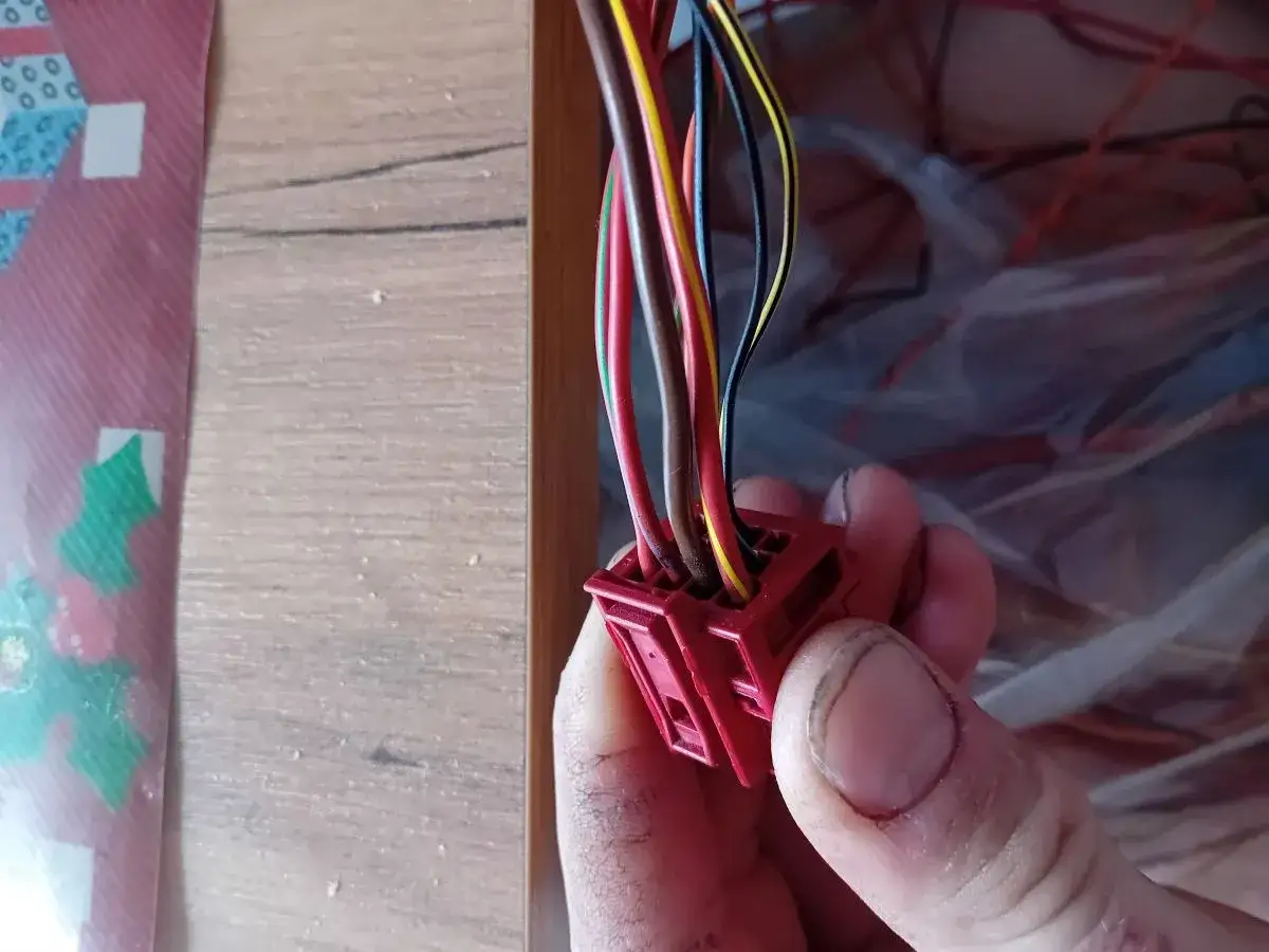 Zdjęcie Podłączenie wiązki elektrycznej haka Touran - uniknij problemów z instalacją