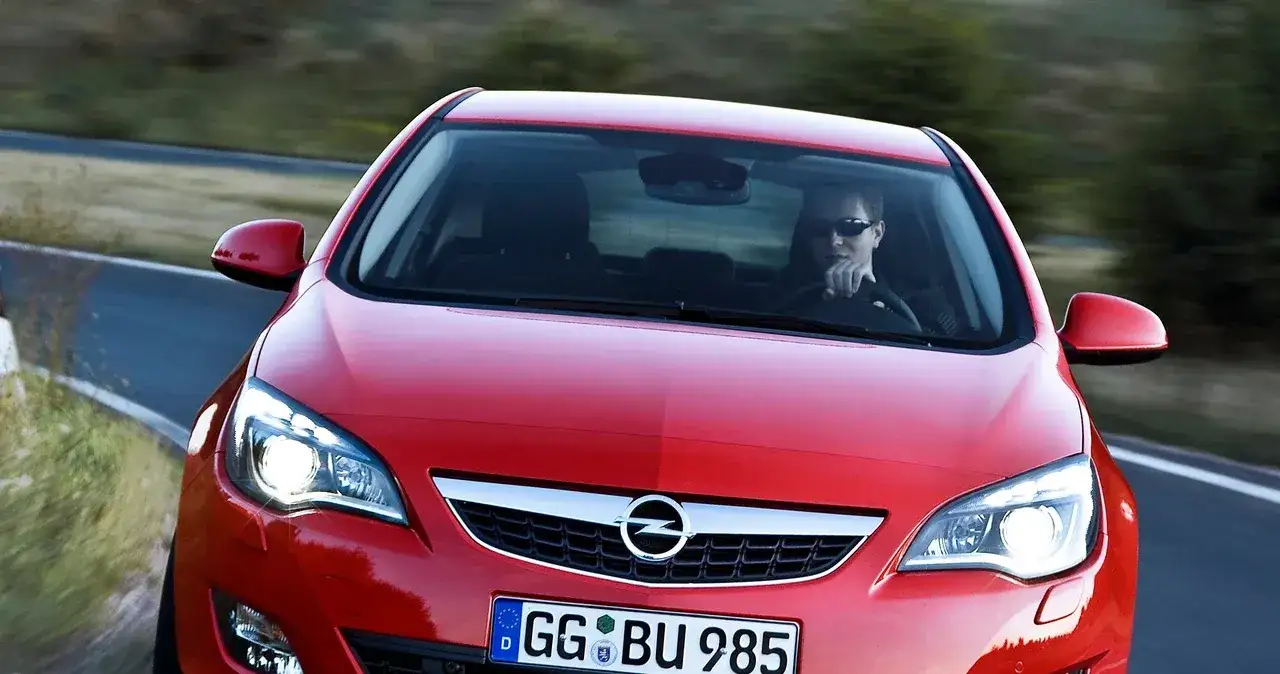 Zdjęcie Opel Astra J jaki silnik benzynowy - uniknij najgorszych wyborów