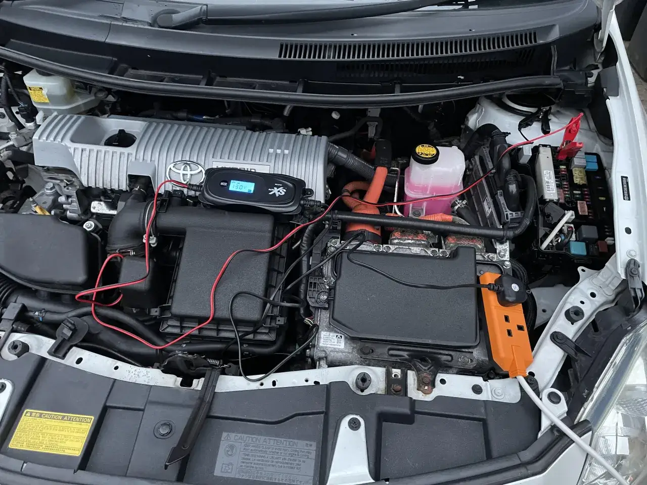 Zdjęcie Gdzie jest akumulator 12V w Toyota Auris Hybrid? Oto lokalizacja!