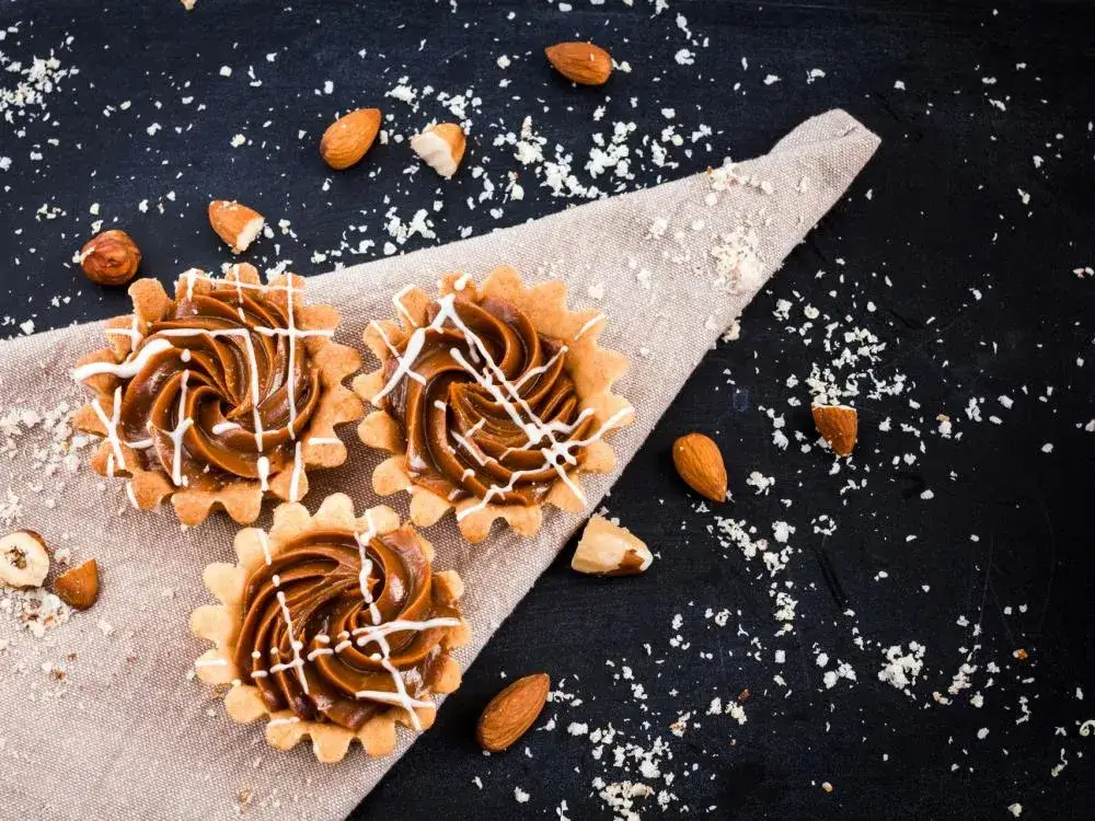 Zdjęcie Kruche babeczki z kajmakiem i orzechami - Idealna przekąska dla gości