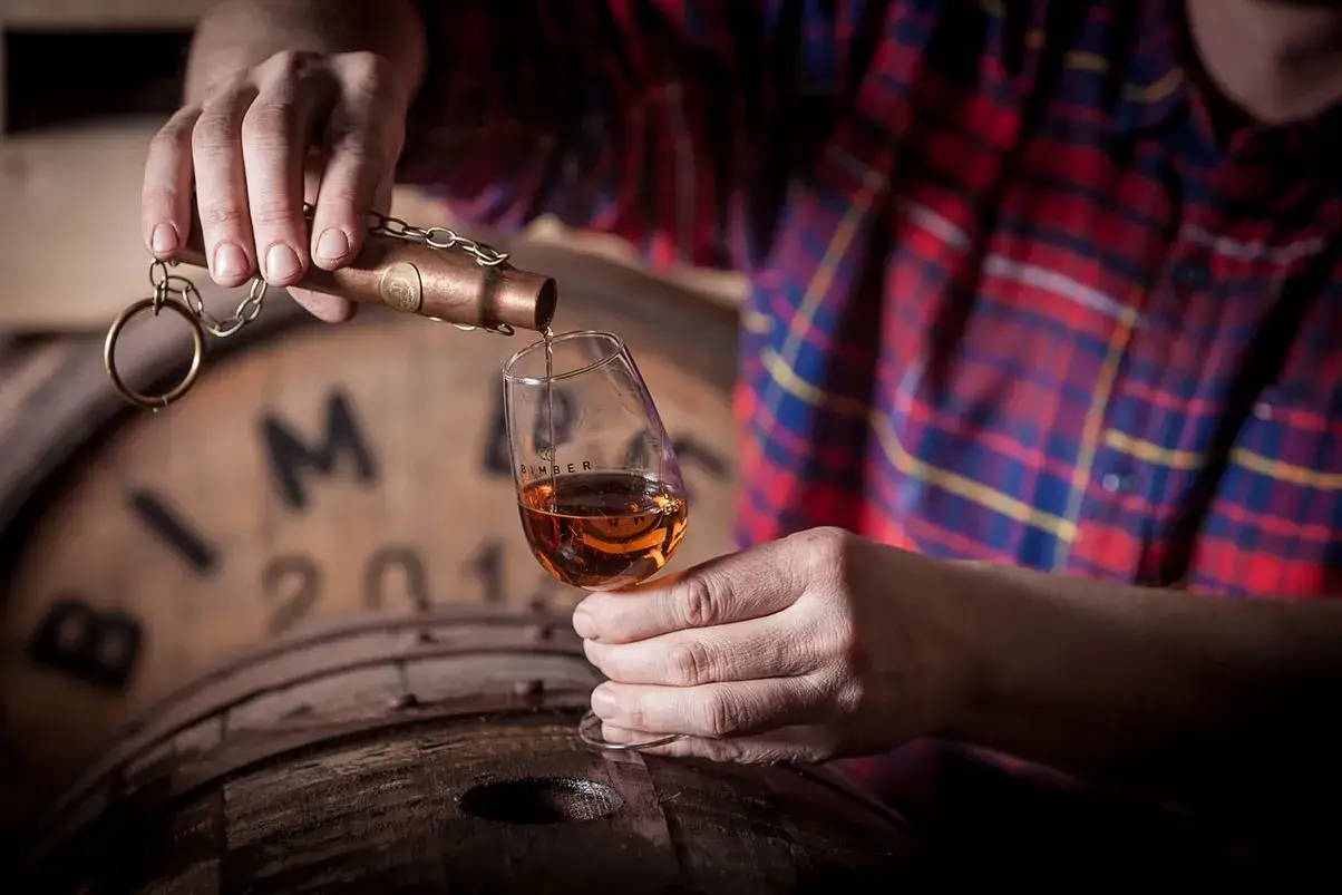 Zdjęcie Czy whisky to bimber? Odkryj kluczowe różnice między nimi