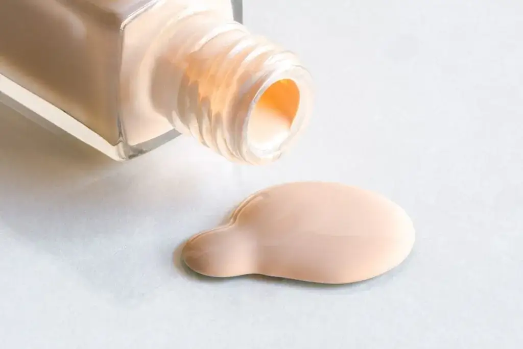 Zdjęcie Skuteczne sposoby na to, czym sprać podkład z bluzki i uniknąć plam