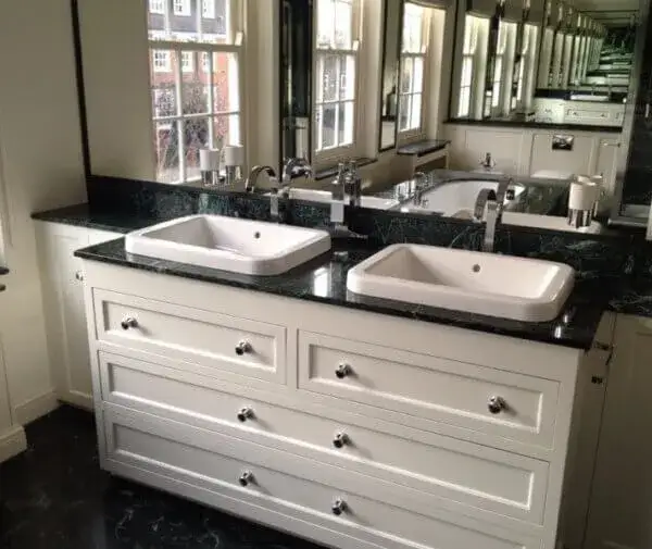 Zdjęcie Wybierz idealny kamień na blat do łazienki: porównanie 5 najlepszych materiałów