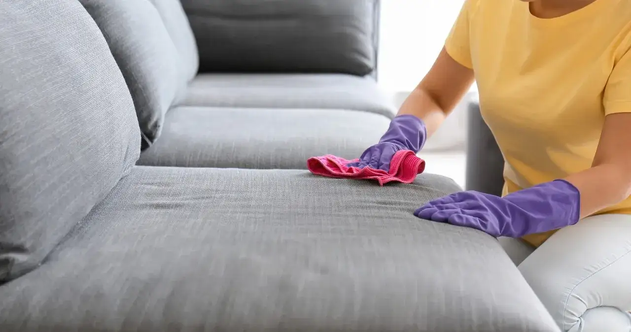 Zdjęcie Skuteczne sposoby na to, jak wyczyścić długopis z kanapy bez uszkodzeń