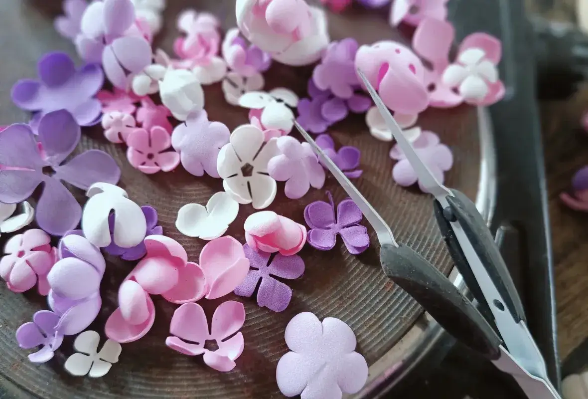 Zdjęcie Tw&oacute;rz piękne kwiaty z pianki dekoracyjnej &ndash; proste kroki i porady