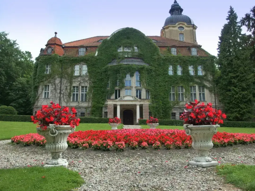 Zdjęcie Pałac w Łężanach zwiedzanie – poznaj wyjątkowe terminy i atrakcje