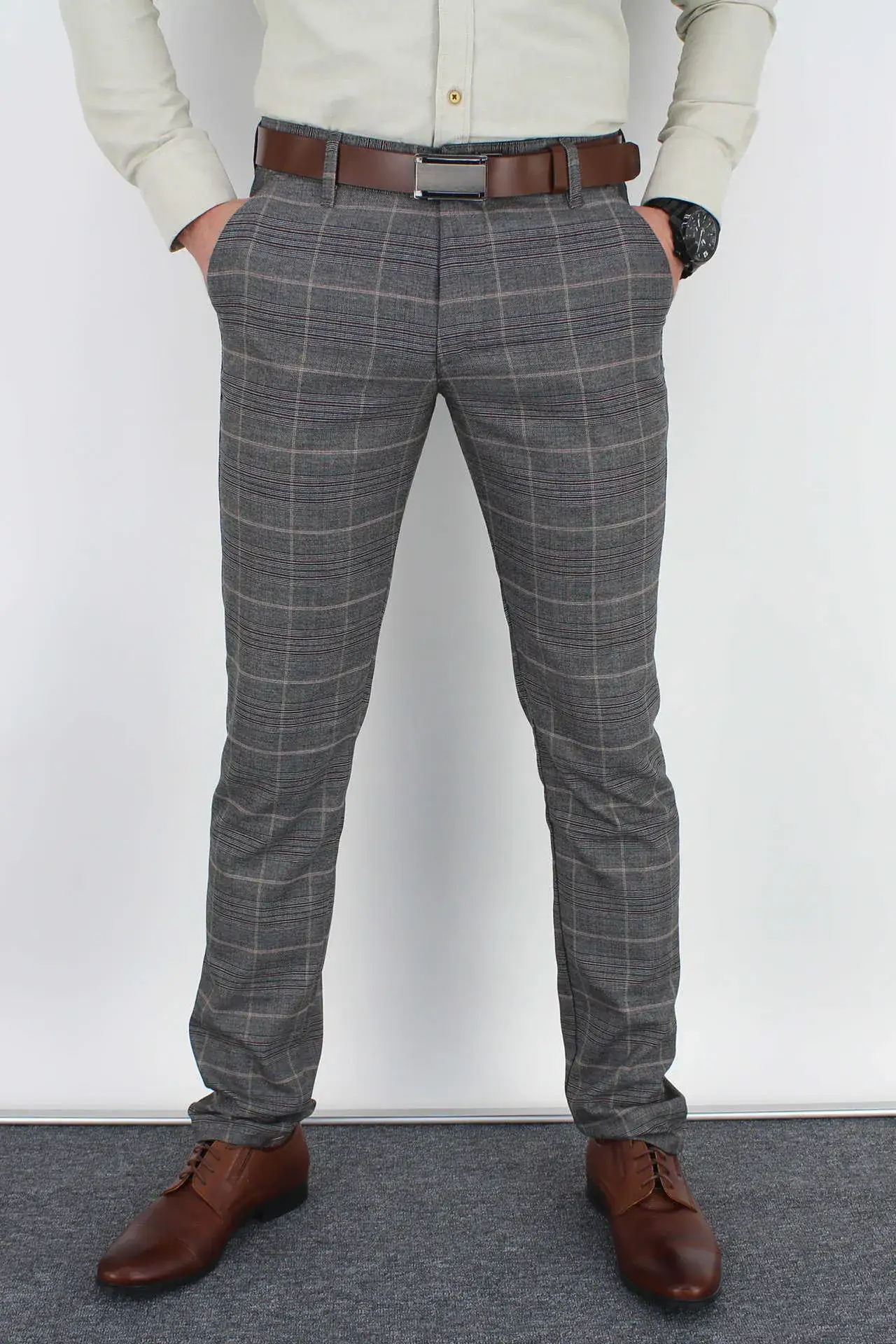 Zdjęcie Stylowe brązowe spodnie męskie. Jak nie popełnić modowej wpadki?