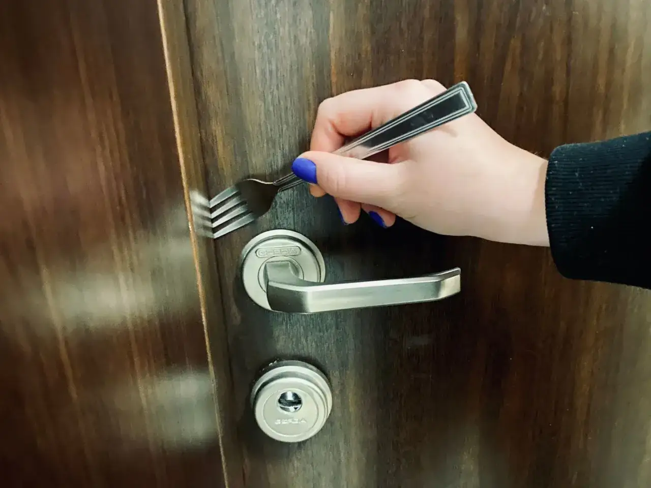 Zdjęcie Jak złodzieje otwierają drzwi? Poznaj metody włamań i zabezpieczeń