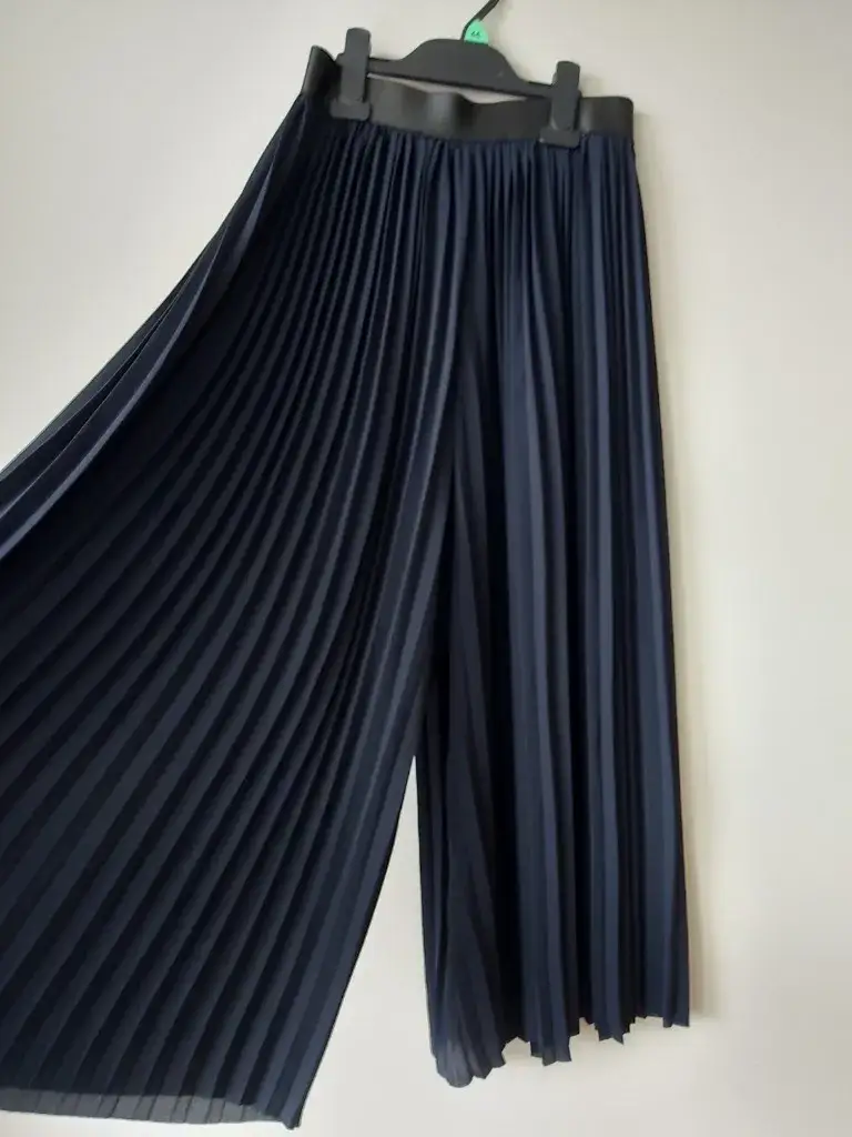 Zdjęcie Spodnie wyglądające jak spódnica – stylowe i wygodne rozwiązanie dla każdej kobiety