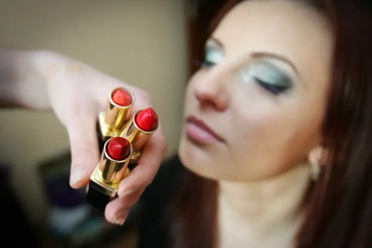 Zdjęcie Jakie kolory szminki wybielają zęby i poprawiają uśmiech?