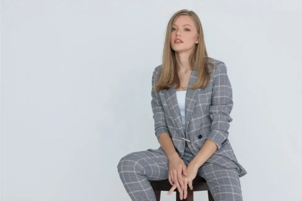 Zdjęcie Jaką bluzkę pod garnitur damski wybrać, by wyglądać stylowo?