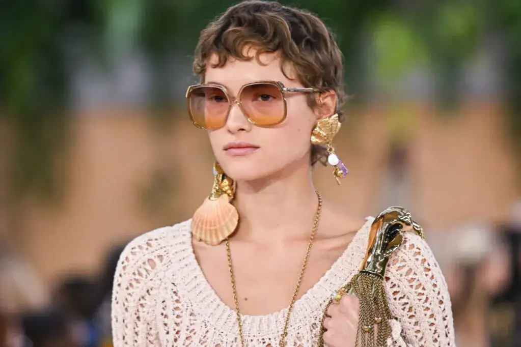 Zdjęcie Jakie są modne naszyjniki? Odkryj najnowsze trendy i style