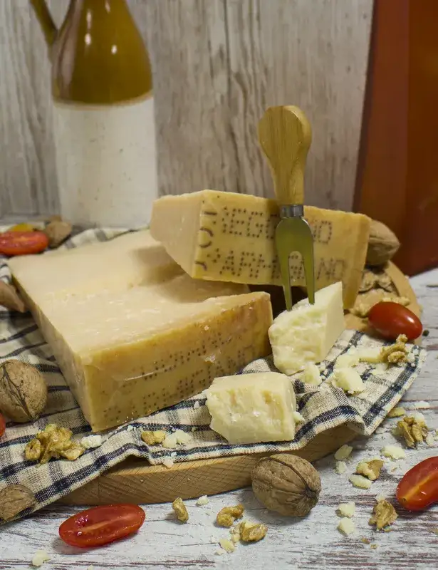 Zdjęcie Czy parmezan to parmigiano reggiano? Odkryj prawdę o serze