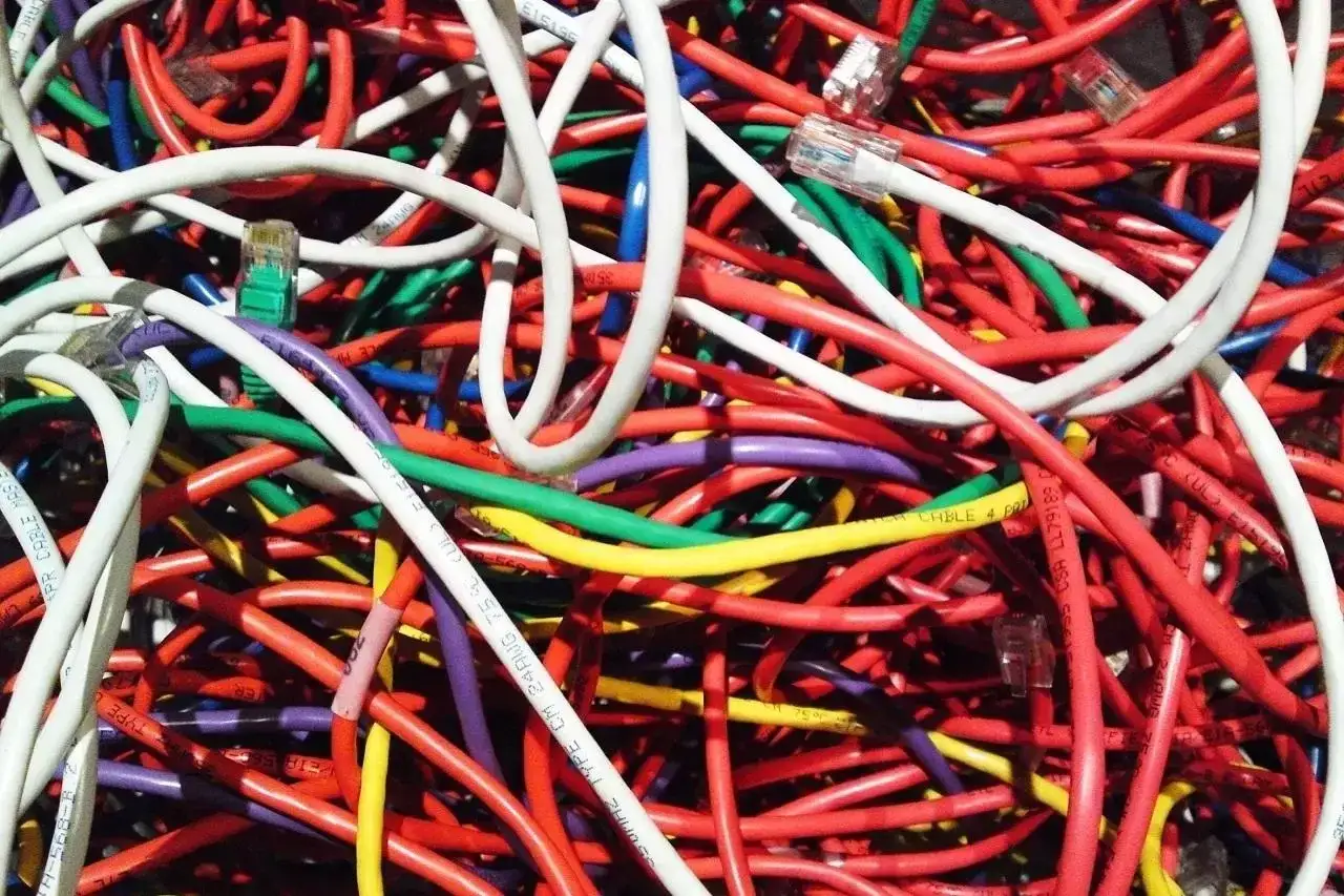 Zdjęcie Czym się różni kabel od przewodu? Odkryj kluczowe różnice i zastosowania