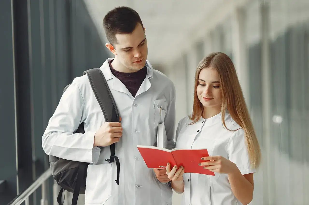Zdjęcie Czy studia medyczne są płatne? Poznaj ukryte koszty i opcje darmowe