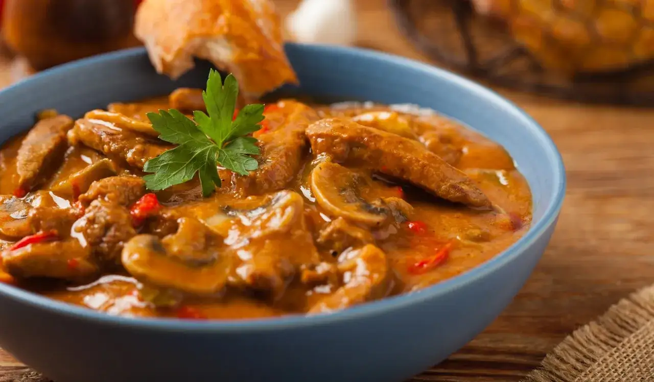 Zdjęcie Jakie przyprawy do strogonowa? Odkryj sekrety idealnego smaku