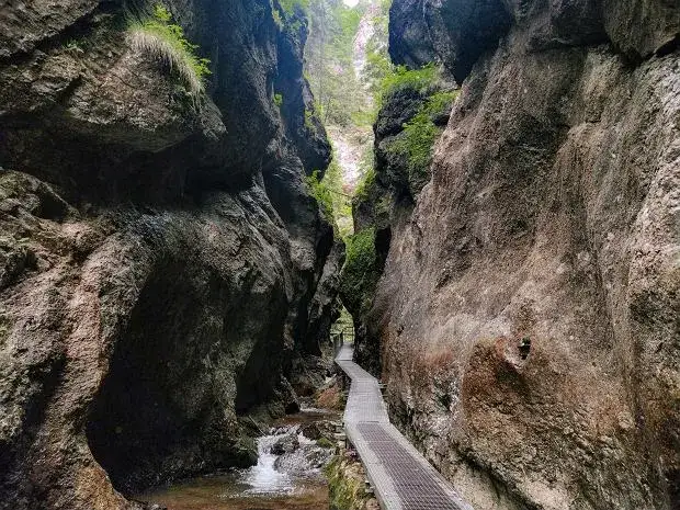 Zdjęcie Janosikowe Diery: fascynujący szlak w Małej Fatrze na Słowacji
