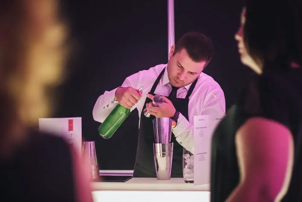 Zdjęcie Ile zarabia barman w Grecji? Zaskakujące fakty o wynagrodzeniach