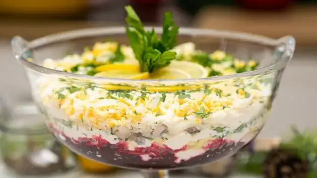 Zdjęcie Jak zrobić sałatkę śledziową – prosty przepis na wyjątkowe danie