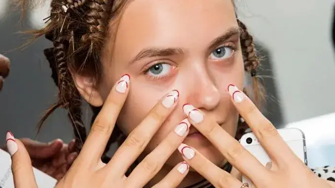 Zdjęcie Akryl do paznokci jak nakładać – uniknij najczęstszych błędów